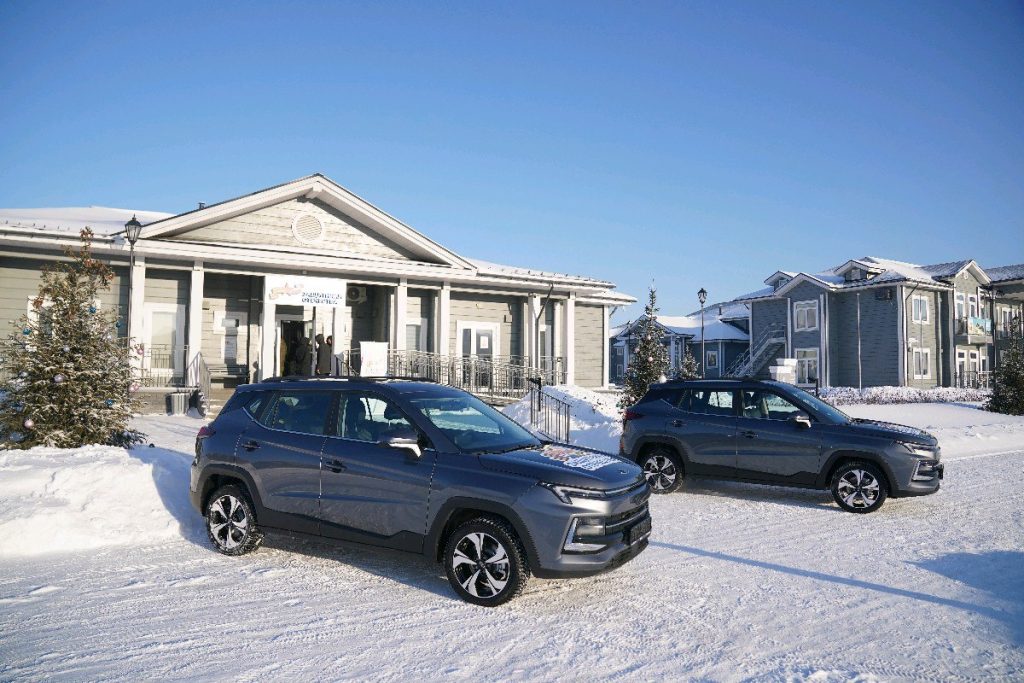 В День Героев губернатор Кузбасса вручил ключи от новых машин ветеранам СВО