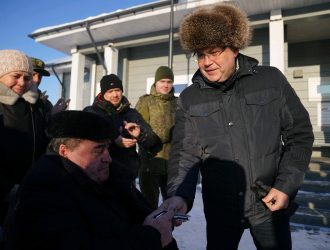 В День Героев губернатор Кузбасса вручил ключи от новых машин ветеранам СВО