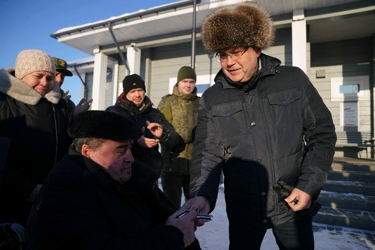 В День Героев губернатор Кузбасса вручил ключи от новых машин ветеранам СВО