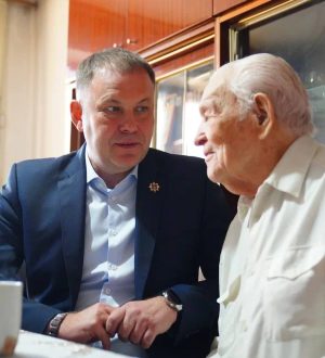 Губернатор Кузбасса поздравил фронтовика Николая Сячина с 98-летием