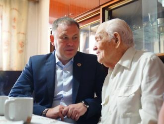 Губернатор Кузбасса поздравил фронтовика Николая Сячина с 98-летием