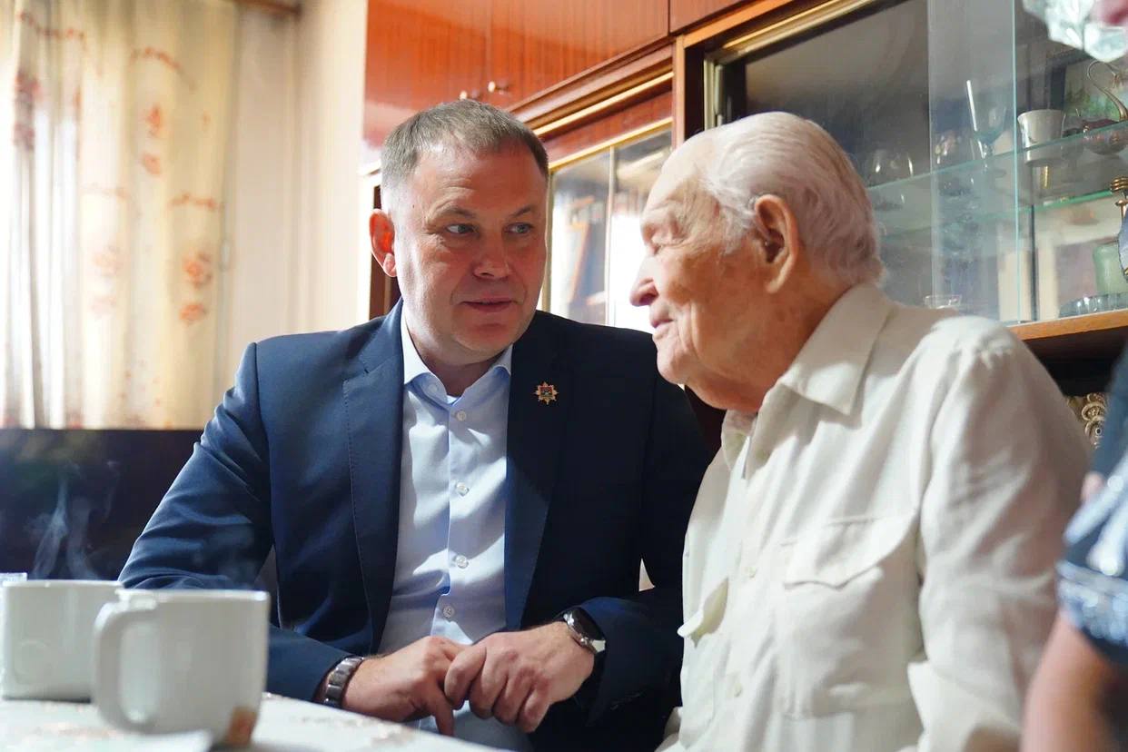 Губернатор Кузбасса поздравил фронтовика Николая Сячина с 98-летием