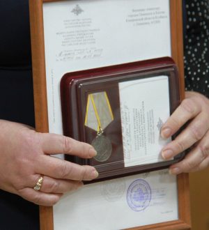 Найденную в огороде фронтовую медаль кузбассовца передали в школьный музей