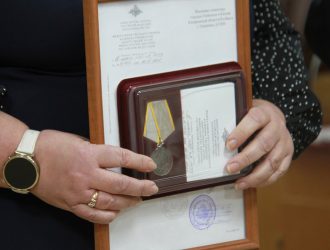 Найденную в огороде фронтовую медаль кузбассовца передали в школьный музей