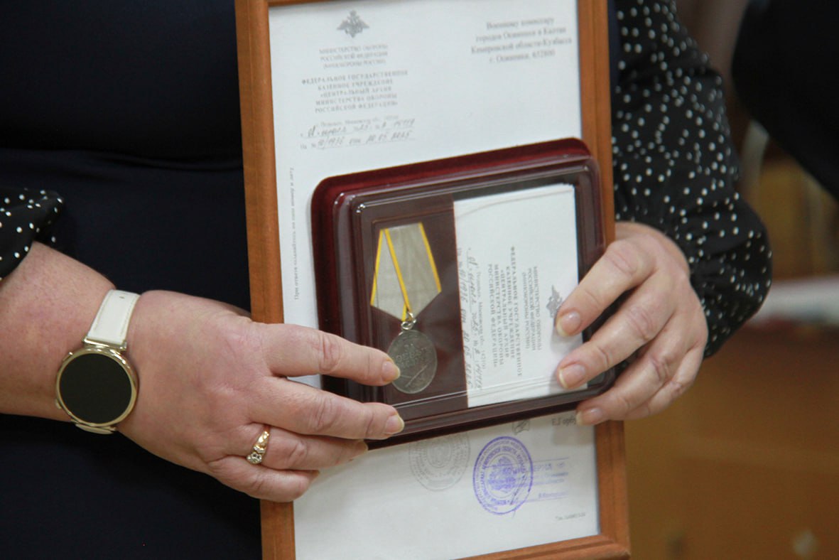 Найденную в огороде фронтовую медаль кузбассовца передали в школьный музей