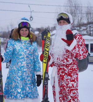 В Междуреченске на горе Югус прошел массовый спуск Дедов Морозов и Снегурочек