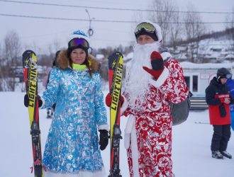 В Междуреченске на горе Югус прошел массовый спуск Дедов Морозов и Снегурочек