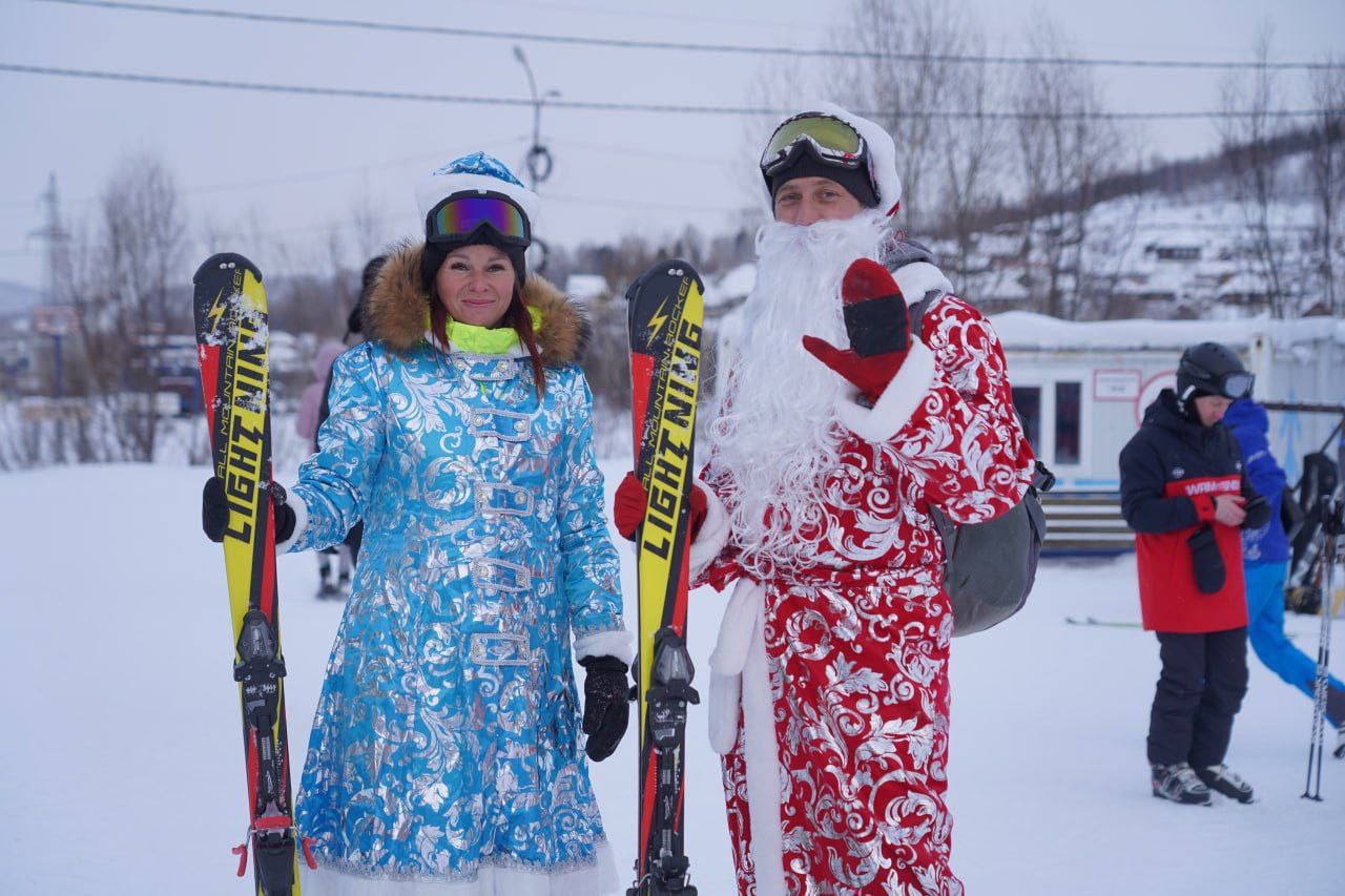 В Междуреченске на горе Югус прошел массовый спуск Дедов Морозов и Снегурочек
