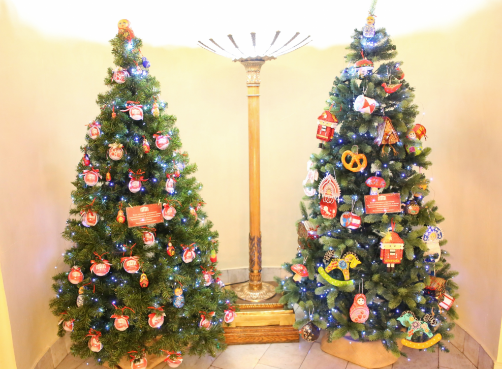 Прокопьевский драмтеатр запустил новогодний арт-проект «Имиджевая елка»