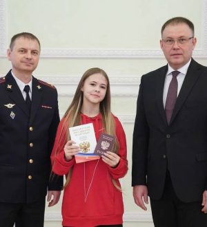 Илья Середюк вручил паспорта кузбасским школьникам-активистам