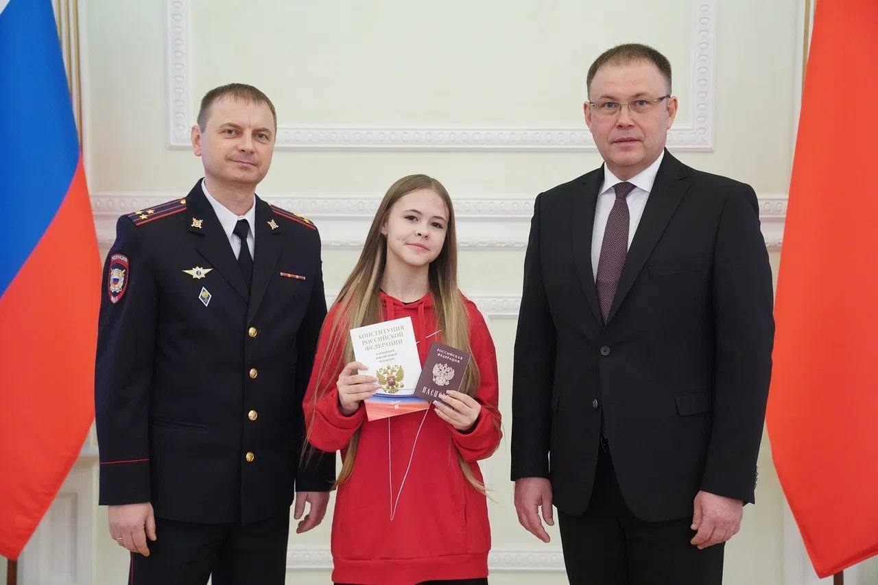 Илья Середюк вручил паспорта кузбасским школьникам-активистам