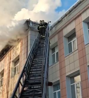 В Новосибирске огонь охватил здание педколледжа