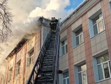 В Новосибирске огонь охватил здание педколледжа