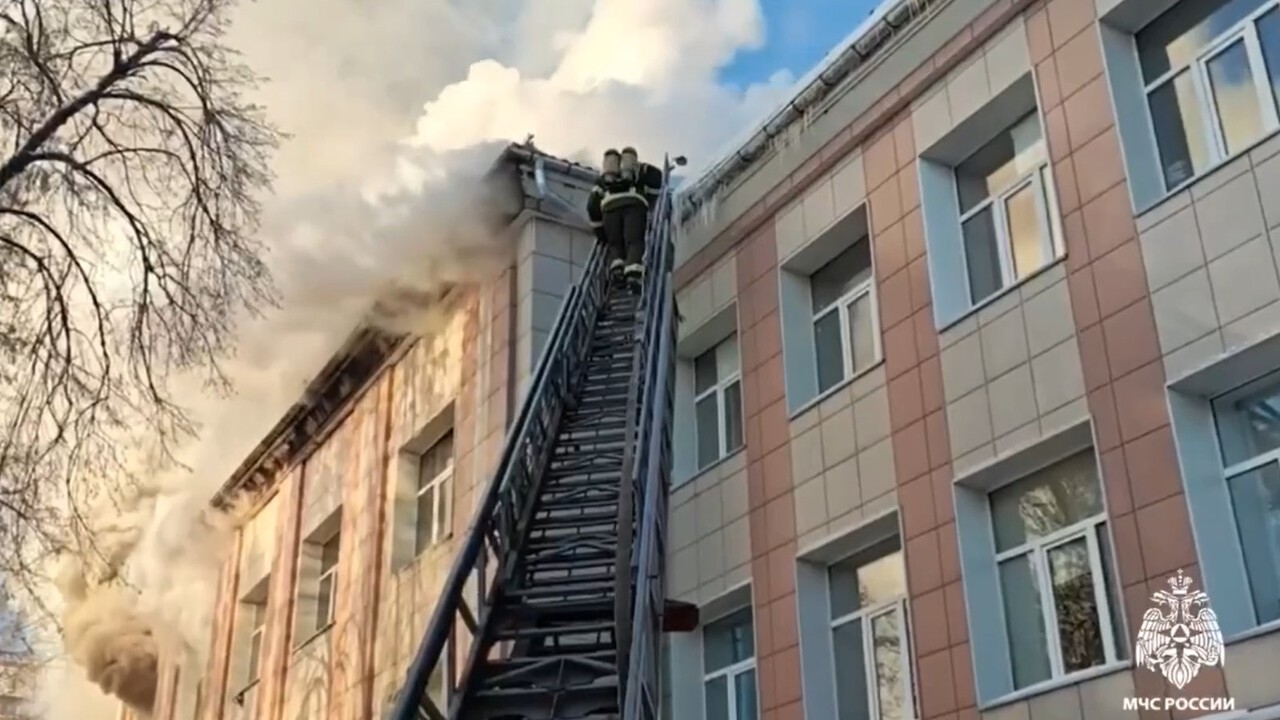 В Новосибирске огонь охватил здание педколледжа
