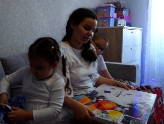 Многодетная семья из Новокузнецкого округа получила подарки в рамках акции «Елка желаний»