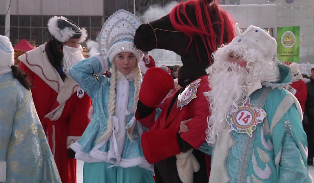 Традиционный парад-конкурс Дедов Морозов прошел в Новокузнецке: фоторепортаж