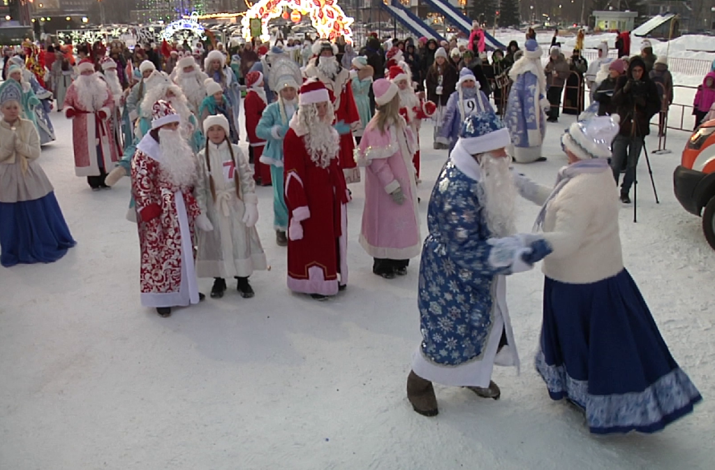 Традиционный парад-конкурс Дедов Морозов прошел в Новокузнецке: фоторепортаж