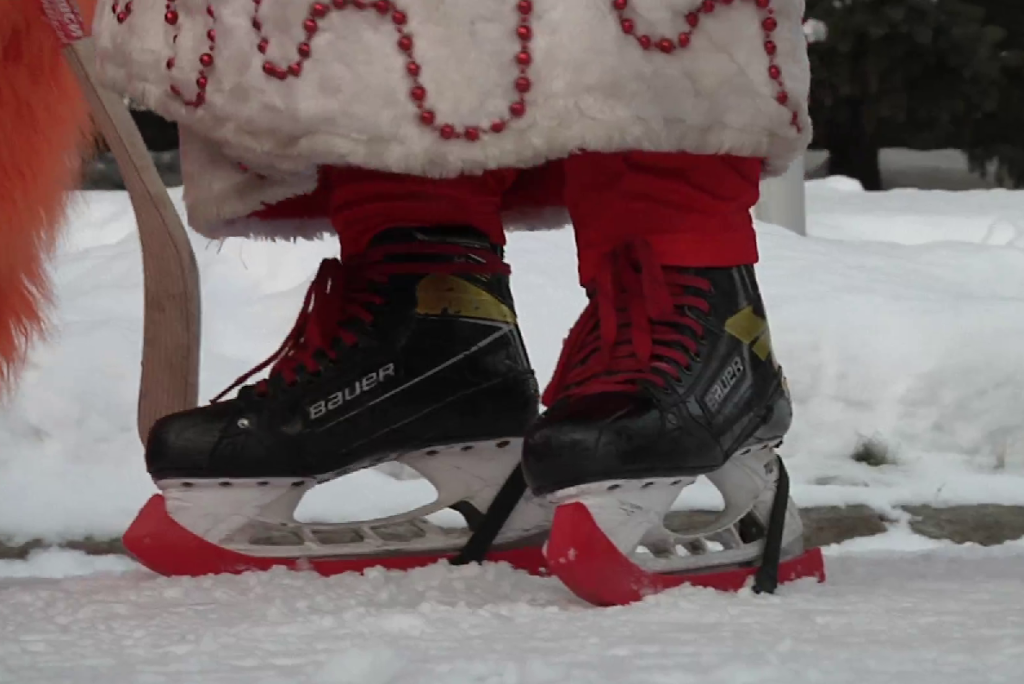 Традиционный парад-конкурс Дедов Морозов прошел в Новокузнецке: фоторепортаж