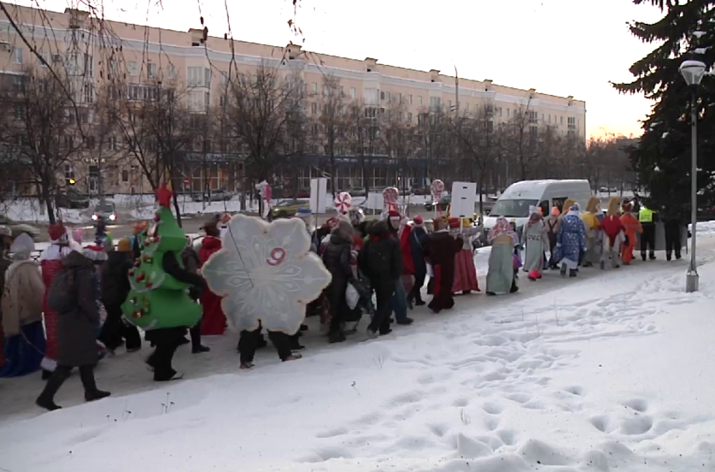 Традиционный парад-конкурс Дедов Морозов прошел в Новокузнецке: фоторепортаж