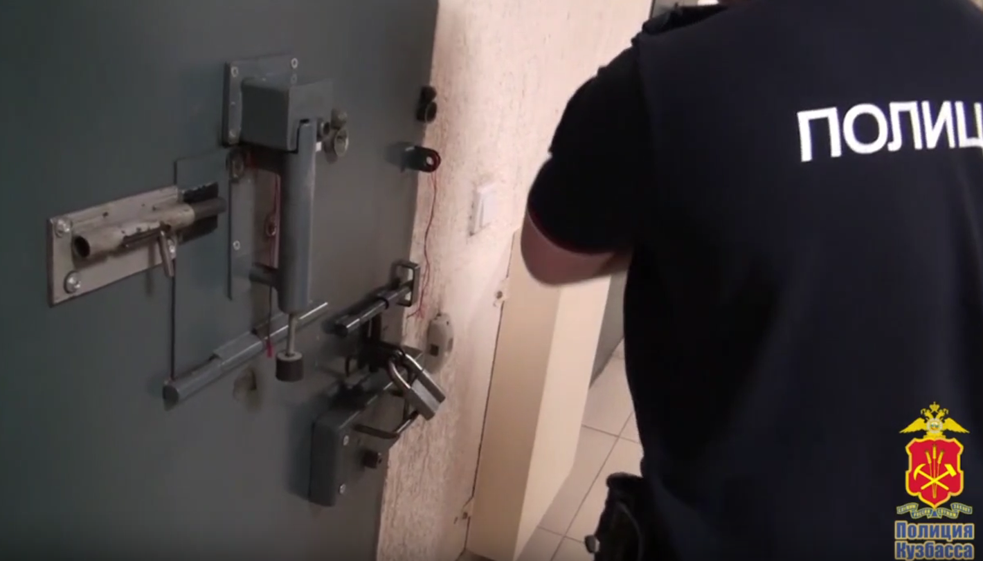 Ограбившего пенсионерку в Кемерове рецидивиста упекли на 3 года в колонию