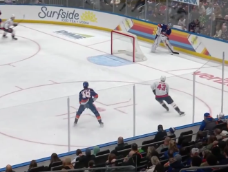 Илья Сорокин отдал голевой пас на свои ворота в матче НХЛ