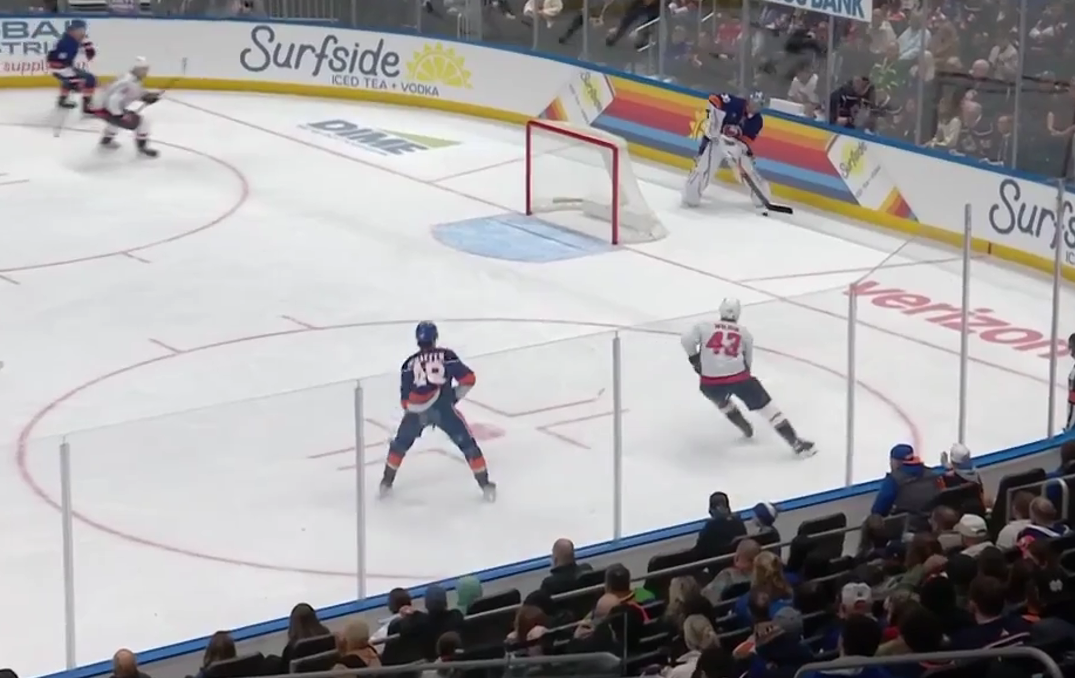 Илья Сорокин отдал голевой пас на свои ворота в матче НХЛ