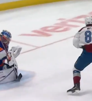 Илья Сорокин выстоял под натиском лидера НХЛ и помог «Айлендерс» одержать победу