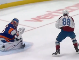 Илья Сорокин выстоял под натиском лидера НХЛ и помог «Айлендерс» одержать победу