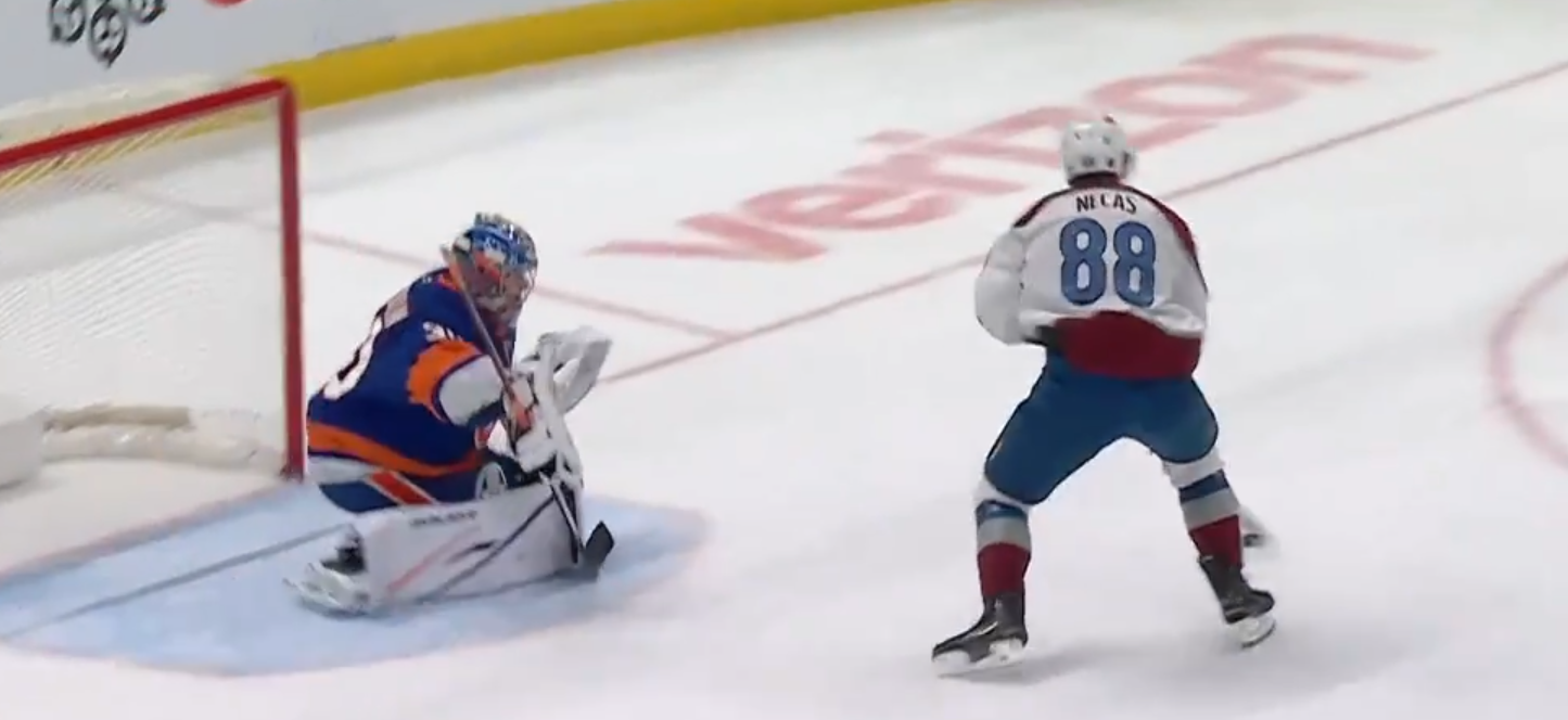 Илья Сорокин выстоял под натиском лидера НХЛ и помог «Айлендерс» одержать победу