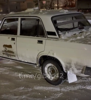 Бесправник на чужой машине устроил дрифт возле торгового центра в Новокузнецке