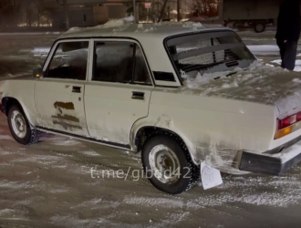 Бесправник на чужой машине устроил дрифт возле торгового центра в Новокузнецке