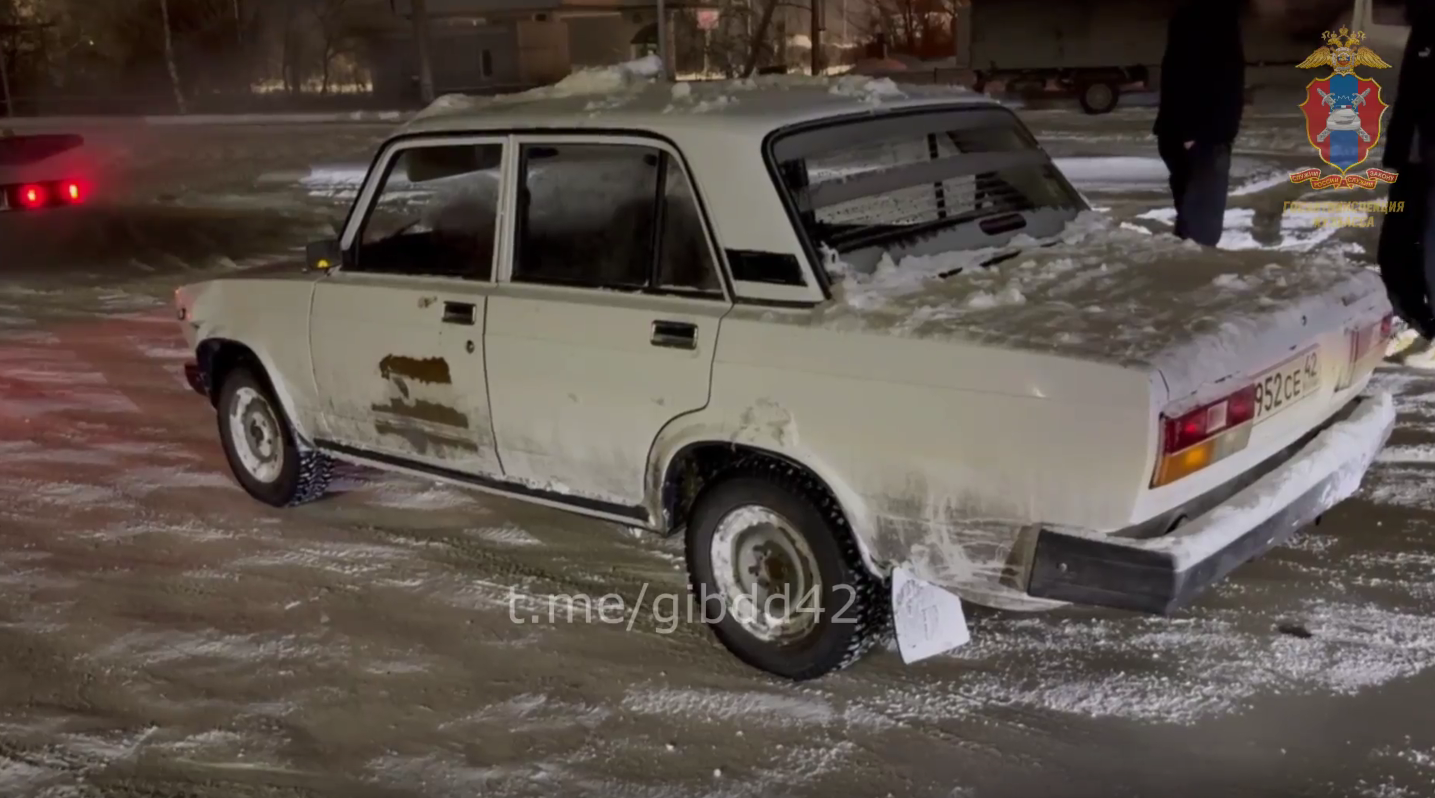 Бесправник на чужой машине устроил дрифт возле торгового центра в Новокузнецке