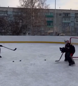 Илья Середюк поиграл в хоккей с юными беловчанами