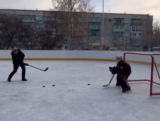 Илья Середюк поиграл в хоккей с юными беловчанами