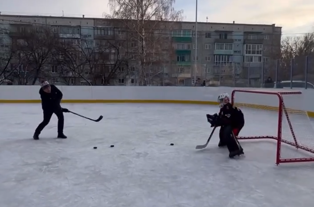 Илья Середюк поиграл в хоккей с юными беловчанами