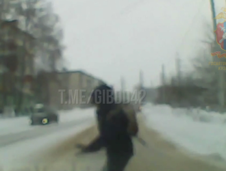 Перебегавший дорогу школьник попал под машину в Ленинске-Кузнецком