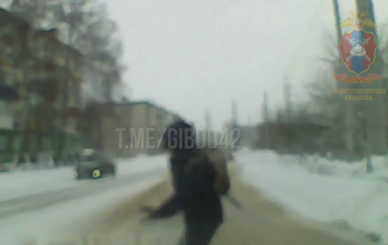 Перебегавший дорогу школьник попал под машину в Ленинске-Кузнецком