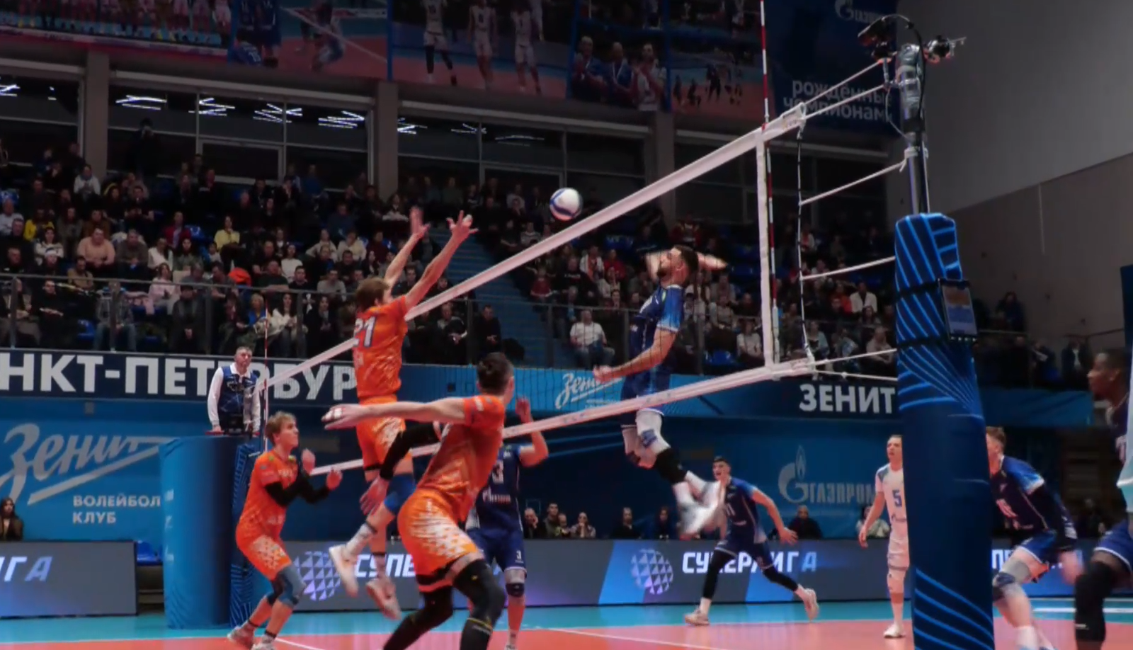 Волейбольный «Кузбасс» проводил уходящий год «сухим» поражением от «Зенита»