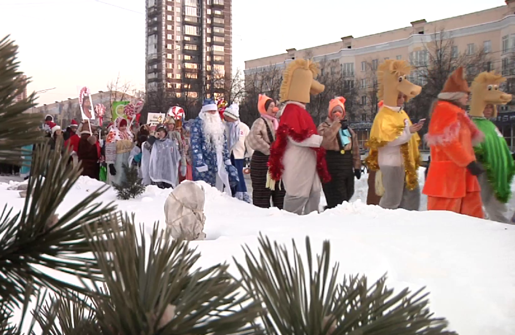 Традиционный парад-конкурс Дедов Морозов прошел в Новокузнецке: фоторепортаж