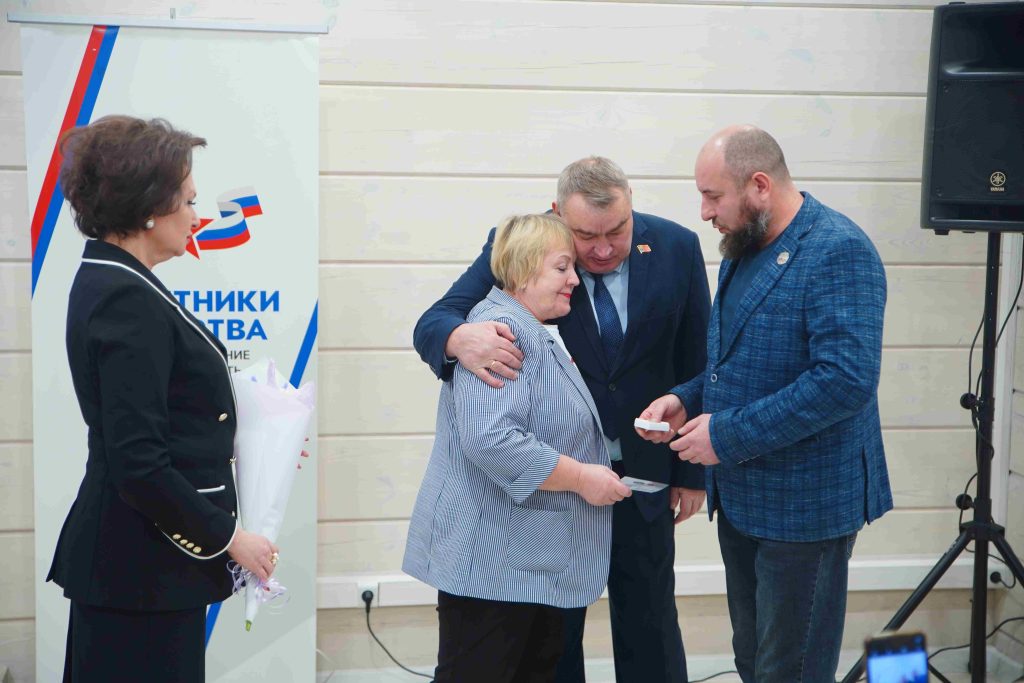 В День Героев губернатор Кузбасса вручил ключи от новых машин ветеранам СВО