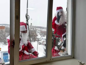 В Новокузнецке Деды Морозы спустились с крыши детской больницы