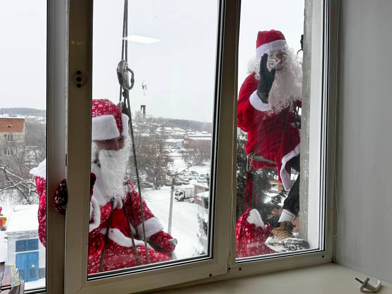 В Новокузнецке Деды Морозы спустились с крыши детской больницы