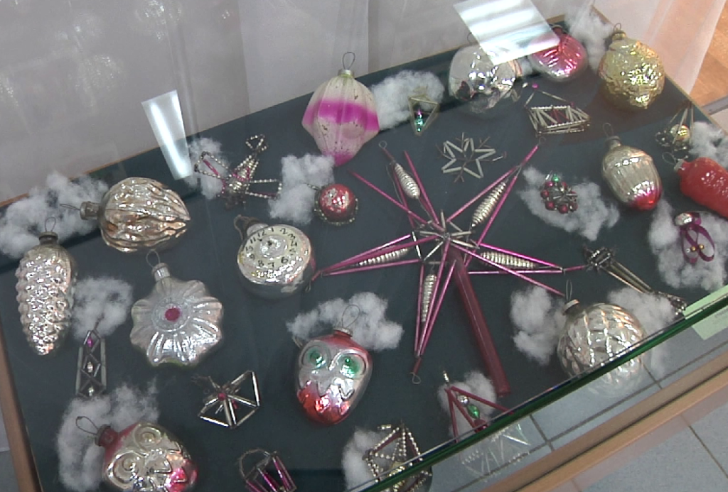 В Новокузнецке представили выставку советской новогодней игрушки из частной коллекции