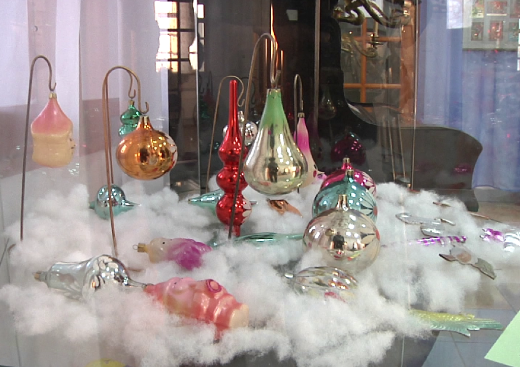 В Новокузнецке представили выставку советской новогодней игрушки из частной коллекции