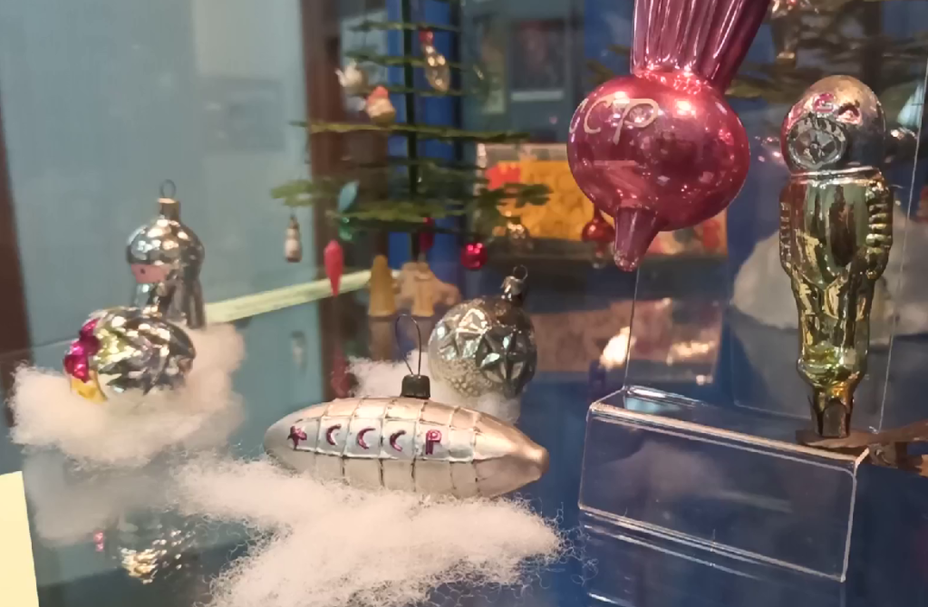 В Новокузнецке представили выставку советской новогодней игрушки из частной коллекции