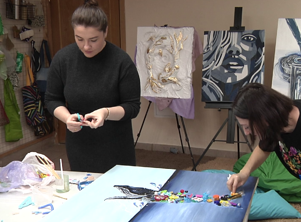 Превратили хлам в искусство: в Новокузнецке открыли необычную выставку