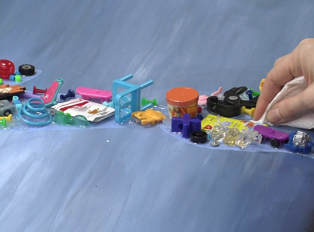 Превратили хлам в искусство: в Новокузнецке открыли необычную выставку