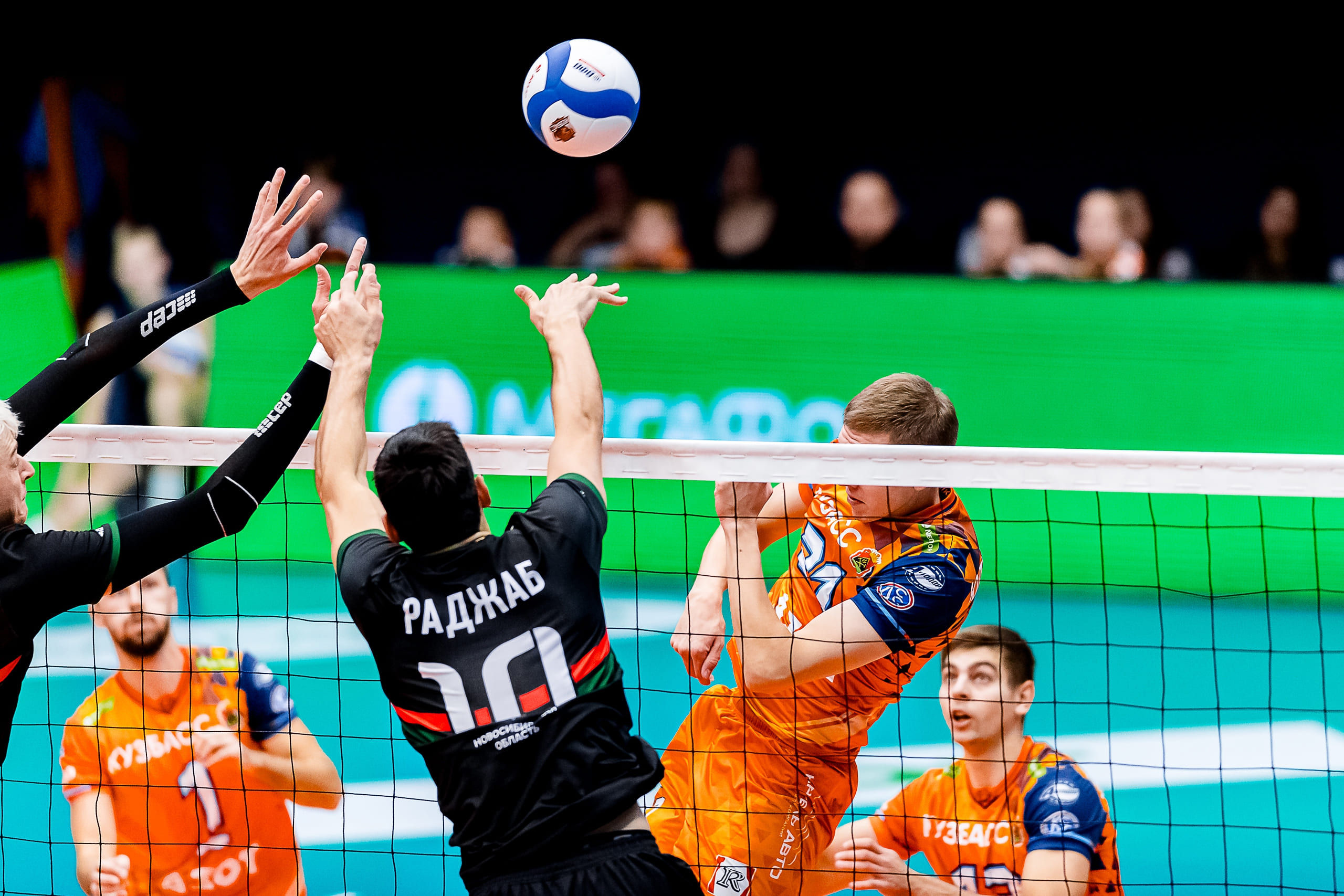Волейбольный «Кузбасс» стартует в 2026 году сибирским дерби