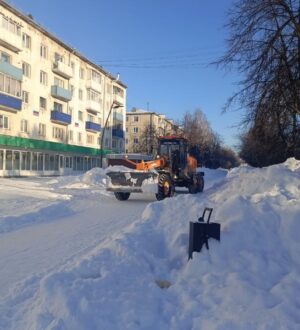 Дорожники пользуются погодной «передышкой», чтобы расчистить Кемерово от снега