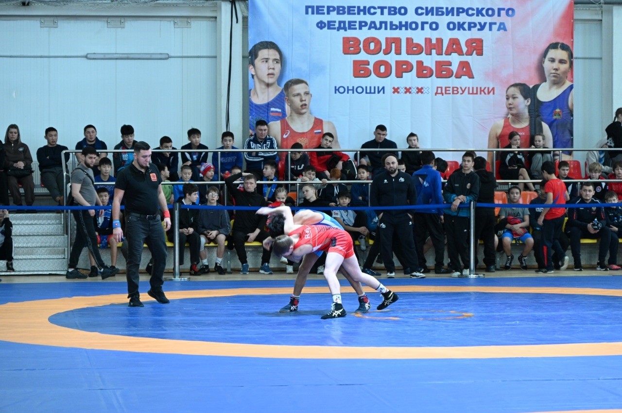 В Белове проходит первенство СФО по вольной борьбе